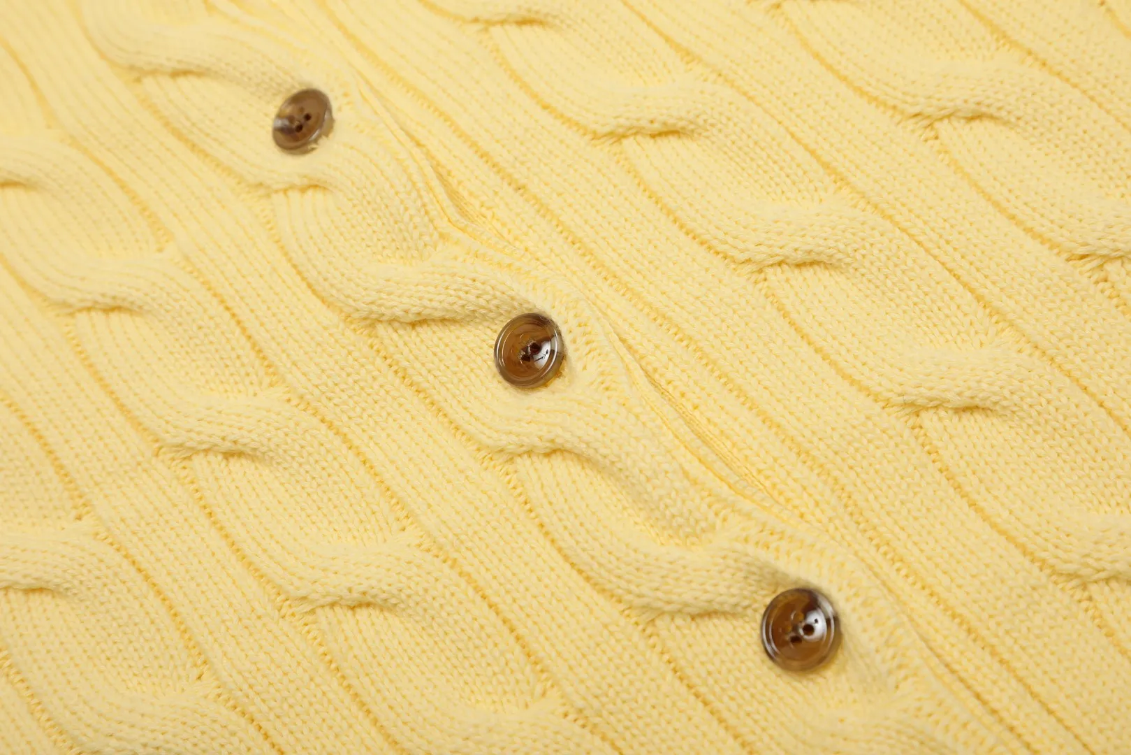 P230 Top quality" Style number: DS006# (not off the shelves all year round) [Ralph Lauren round neck solid color pony embroidery logo twist knitted cardigan] ✅Ralph Lauren Ralph Lauren classic basic versatile knitted cardigan jacket for all seasons ✅Main supplier platform live broadcast Wholesale entity Replacement if out of stock Not off the shelf ✅ZP quality 1:1 version Scan the code to enter the GF website Counter quality ✅Detailed quality The only one in Guangzhou Imported quality cotton yarn Focus on high-end, cost-effective, and good quality. Needless to say, the version is restored to the original version. The maximum size can be worn up to 160 pounds. Loose, comfortable and stress-free. ✅The upper body is simple and easy to match. A must-have for goddess ootd. Good-looking clothes are never picky. Must-have items in goddess wardrobe. Size: S- Navy blue white label Navy blue red label